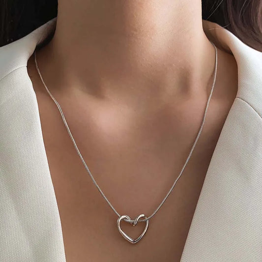 New Simple Hollow Love Heart Pendant Necklace for Women - Geometric Clavicle Chain Jewelry Gift