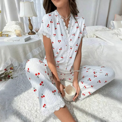Pyjamaset met kersenprint en kant