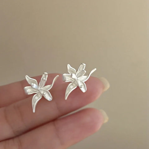 Exaggerated Metal Flowers Pearl Stud Earrings – Fashion Jewelry Gifts for Women