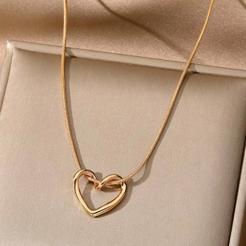 New Simple Hollow Love Heart Pendant Necklace for Women - Geometric Clavicle Chain Jewelry Gift
