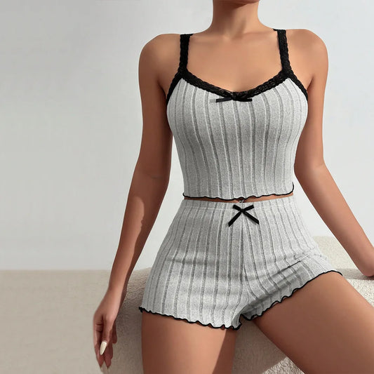 Pyjamabroekje met jarretels en sexy strikprint