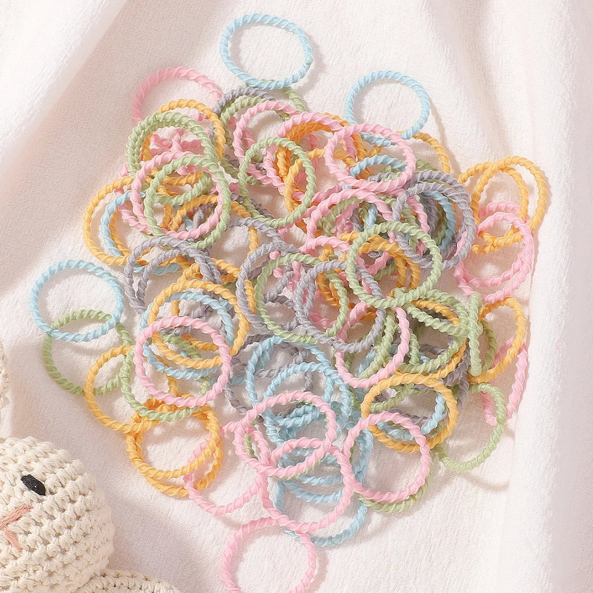 Set van 100 kleurrijke haarbanden voor meisjes - Nylon elastische rubberen bandjes paardenstaarthouders voor kinderen 